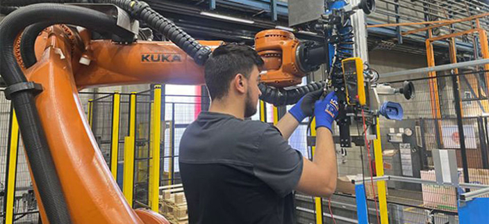 Auszubildender zum Elektroniker bei Funke Kunststoffe Auszubildender zum Elektroniker bei Funke Kunststoffe
