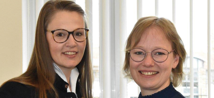 Zwei junge Menschen mit Brille lächeln in die Kamera Zwei junge Menschen mit Brille lächeln in die Kamera
