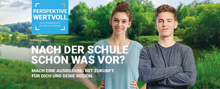 Junge Leute vor einem Fluss stehend Junge Leute vor einem Fluss stehend
