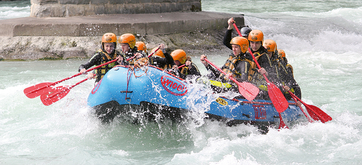 Junge Menschen beim gemeinsamen Rafting