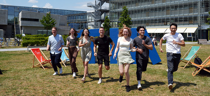 Studierende laufen über den Campus Studierende laufen über den Campus