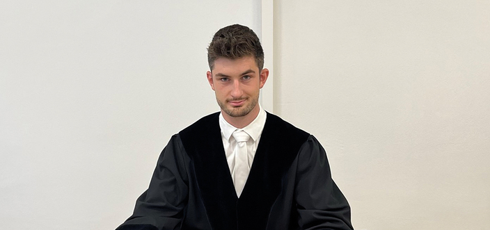 Person in schwarzer Robe Person in schwarzer Robe