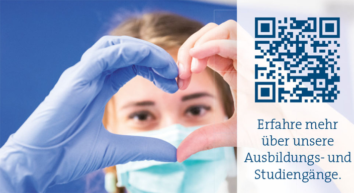 Krankenpflegerin formt ihre Finger zu einem Herz Krankenpflegerin formt ihre Finger zu einem Herz