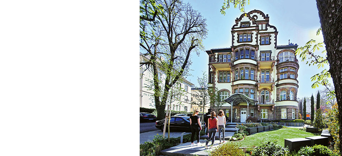 Schülerinnen und Schüler vor dem Schulgebäude Schülerinnen und Schüler vor dem Schulgebäude