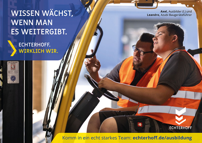 Zwei Personen mit orangen Warnwesten in einem gelben Fahrzeug Zwei Personen mit orangen Warnwesten in einem gelben Fahrzeug