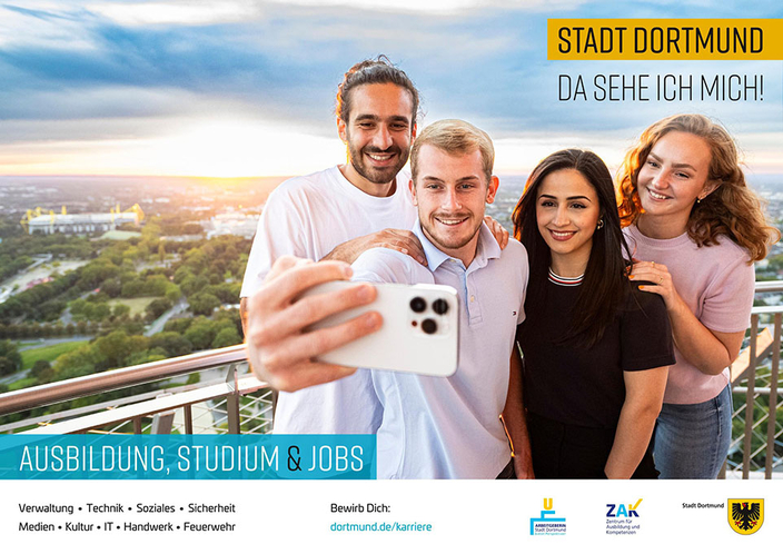 Auszubildende der Stadt Dortmund nehmen ein Selfie auf, Bildaufschrift: Stadt Dortmund – da sehe ich mich! Auszubildende der Stadt Dortmund nehmen ein Selfie auf, Bildaufschrift: Stadt Dortmund – da sehe ich mich!