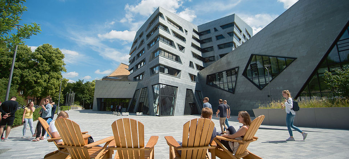 Sitzmöbel vor dem Universitätsgebäude Sitzmöbel vor dem Universitätsgebäude