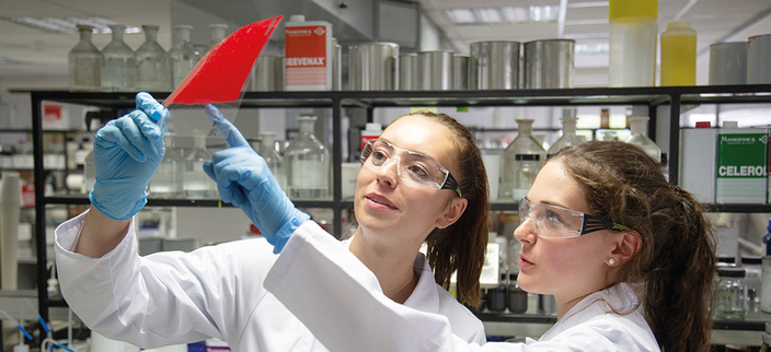 Zwei junge Frauen im Chemielabor bei der Arbeit Zwei junge Frauen im Chemielabor bei der Arbeit
