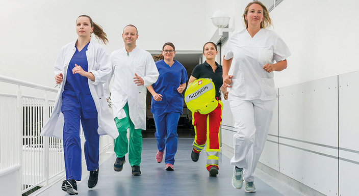 Mitarbeitende des Krankenhauses eilen zu einem Einsatz