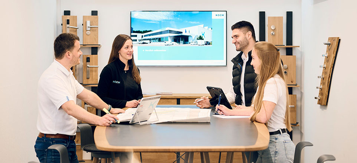 Vier junge Personen im Gespräch im Meetingraum Vier junge Personen im Gespräch im Meetingraum