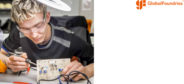 Mitarbeiter bei Lötarbeiten mit Schutzbrille sowie Logo GLOBALFOUNDRIES Mitarbeiter bei Lötarbeiten mit Schutzbrille sowie Logo GLOBALFOUNDRIES