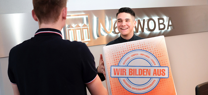 Zwei Personen unterhalten sich. Zwei Personen unterhalten sich.