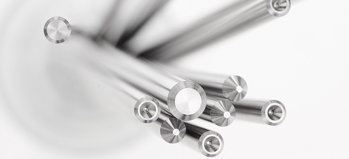 Mehrere Metallstäbe aus der Perspektive von vorne aufgenommen