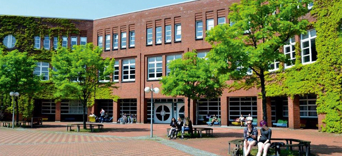 Das Gebäude der Eckener-Schule bei Sonnenschein