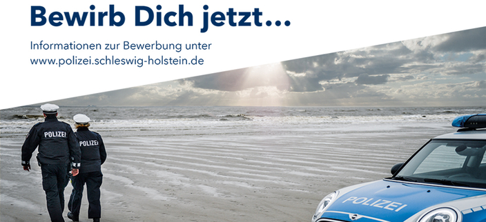 Werbekampagne - "Bewirb dich jetzt..." 2 Polizisten laufen neben einem Streifenwagen Werbekampagne - "Bewirb dich jetzt..." 2 Polizisten laufen neben einem Streifenwagen