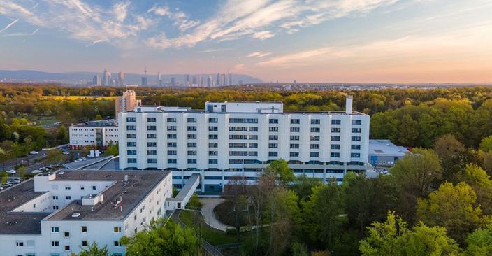 Klinikgebäude mit Skyline von Frankfurt im Hintergrund Klinikgebäude mit Skyline von Frankfurt im Hintergrund