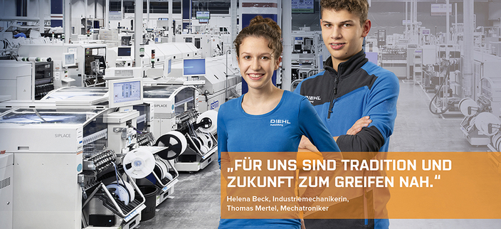 Industriemechanikerin und Mechatroniker in der Produktionsstätte von DIEHL, Bildaufschrift: Für uns sind Tradition und Zukunft zum Greifen nah Industriemechanikerin und Mechatroniker in der Produktionsstätte von DIEHL, Bildaufschrift: Für uns sind Tradition und Zukunft zum Greifen nah