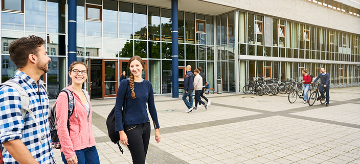 Studierende vor der Hochschule Stralsund Studierende vor der Hochschule Stralsund