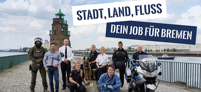 Gruppenfoto von neun Menschen aus verschiedenen Bereichen der Polizei Bremen vor dem Molenturm, Bildaufschrift: Stadt, Land, Fluss. Dein Job für Bremen.