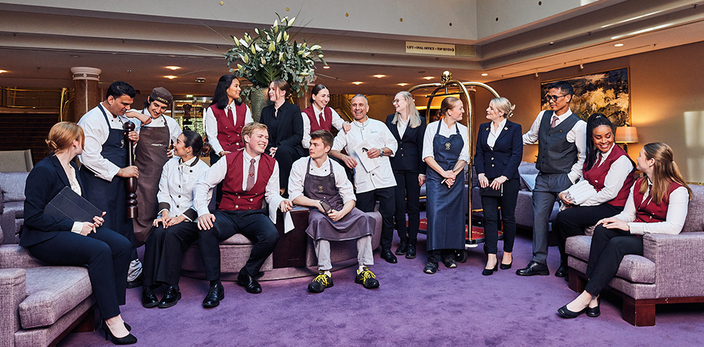 Gruppenfoto von Mitarbeitenden in der Hotellobby Gruppenfoto von Mitarbeitenden in der Hotellobby