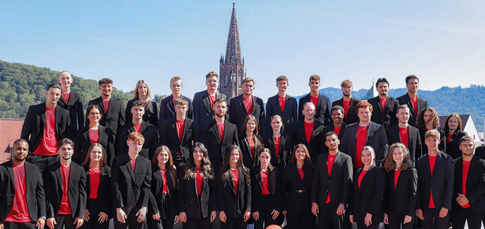 Gruppenfoto der Auszubildenden, im Hintergund das Freiburger Münster Gruppenfoto der Auszubildenden, im Hintergund das Freiburger Münster