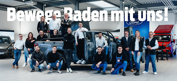 Teamfoto von Mitarbeitenden vor und auf einem Pickup-Truck, Bildaufschrift: Bewege Baden mit uns! 