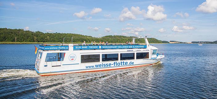 Ein Schiff mit der Aufschrift "www.weisse-flotte.de" fährt im Wasser. Ein Schiff mit der Aufschrift "www.weisse-flotte.de" fährt im Wasser.