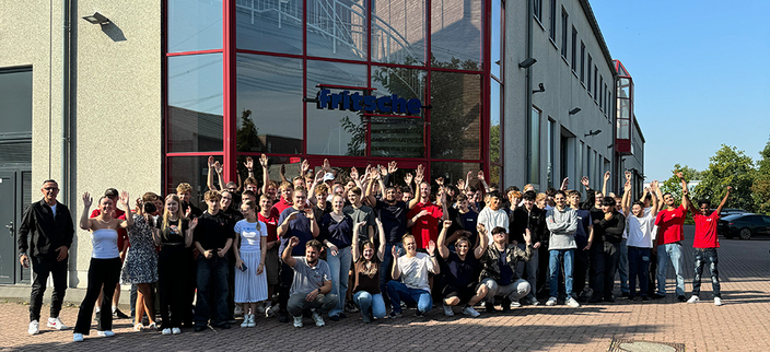 Gruppenbild von etwa 50 Angestellten Gruppenbild von etwa 50 Angestellten