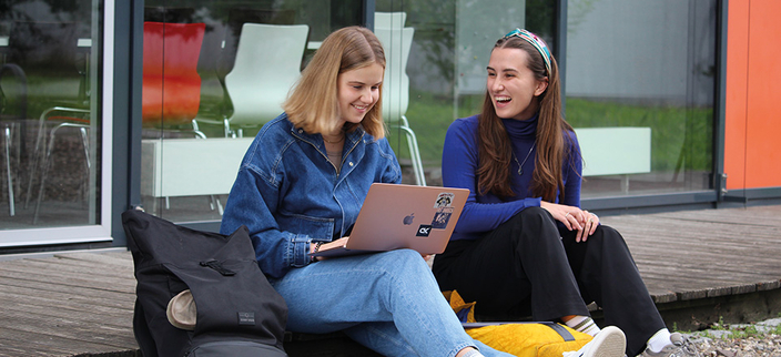 Zwei Studentinnen im Gespräch