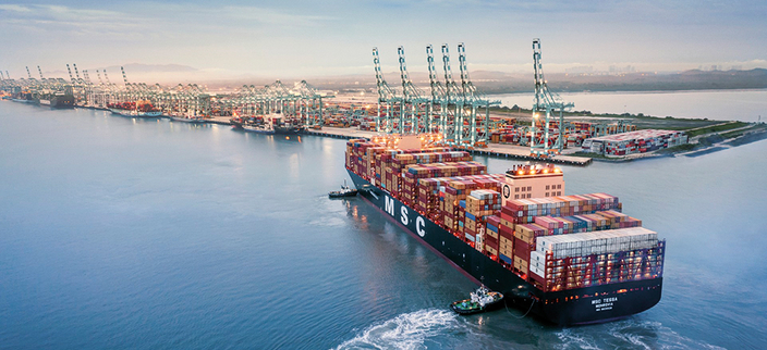 Beladenes Containerschiff in der Anfahrt auf den Hafen