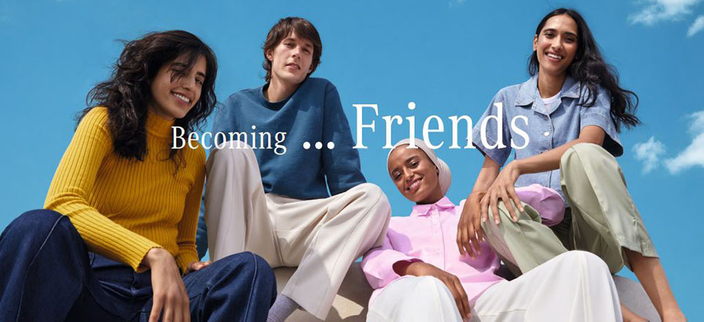 Vier junge lächelnde Menschen vor blauem Himmel, Bildaufschrift: Becoming ... Friends