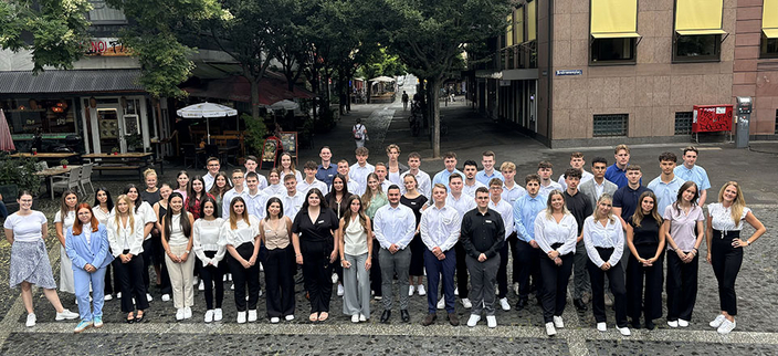 Gruppenfoto der Auszubildenden der Volksbank Darmstadt Mainz
