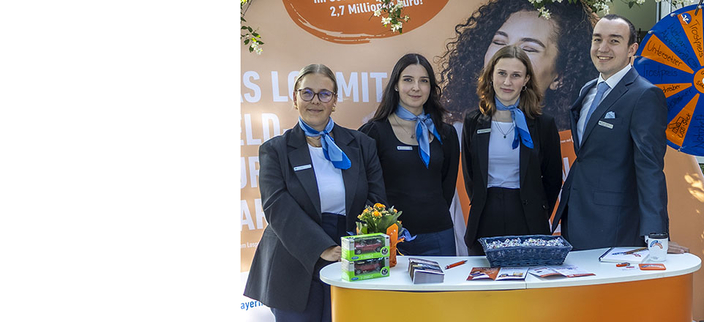 Mitarbeitende auf Messestand Mitarbeitende auf Messestand