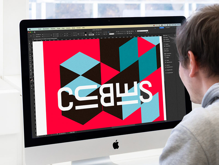 Grafikdesigner arbeitet an einem Mac Grafikdesigner arbeitet an einem Mac