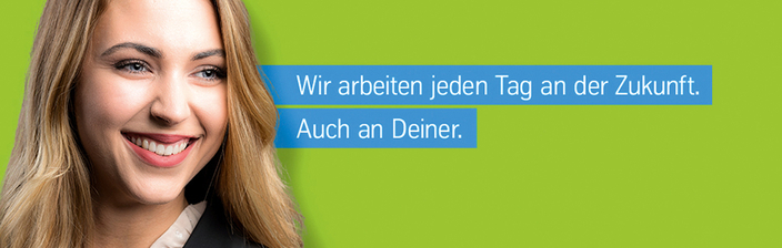 Lächelnde Person mit dem Slogan: "Wir arbeiten jeden Tag an der Zukunft. Auch an Deiner." Lächelnde Person mit dem Slogan: "Wir arbeiten jeden Tag an der Zukunft. Auch an Deiner."