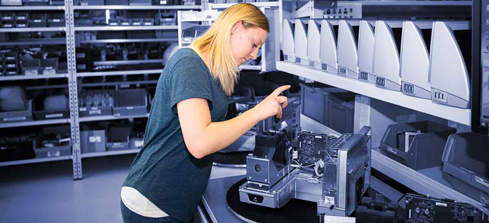 Junge Person schraubt an einem Labormessgerät