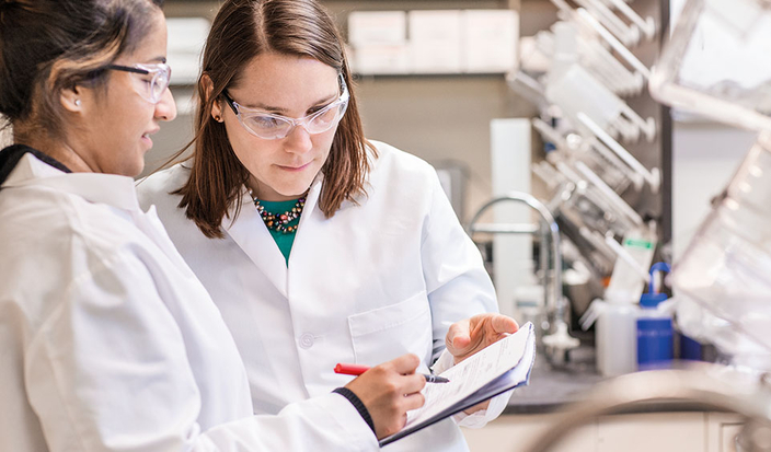 Zwei Laborantinnen im Gespräch Zwei Laborantinnen im Gespräch