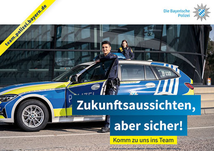 Polizisten vor Polizei-Auto
