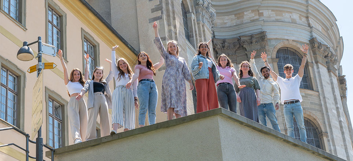 Gruppe von jungen Personen auf einer Treppe Gruppe von jungen Personen auf einer Treppe