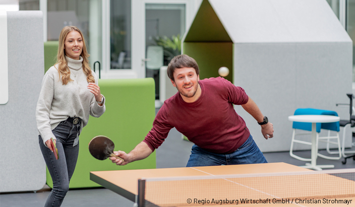 Zwei Personen spielen Tischtennis.