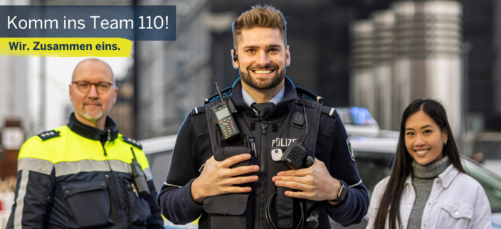 Kleine Gruppe von drei Mitarbeitenden der Polizei "Komm ins Team 110! Wir Zusammen eins." Kleine Gruppe von drei Mitarbeitenden der Polizei "Komm ins Team 110! Wir Zusammen eins."