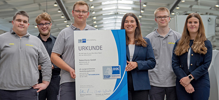 Sechs Auszubildende von Nabertherm präsentieren ihre IHK-Urkunde Sechs Auszubildende von Nabertherm präsentieren ihre IHK-Urkunde