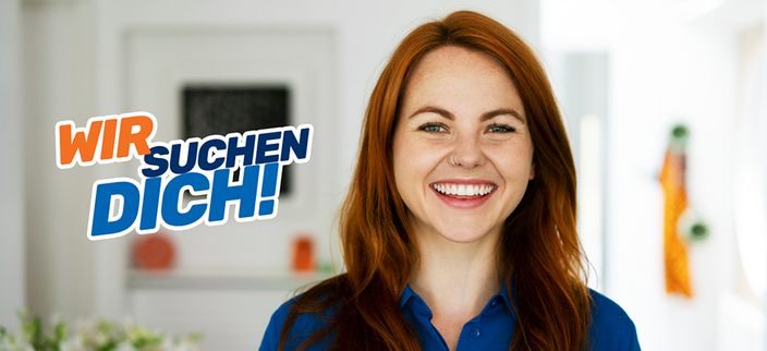 Person lächelt in die Kamera, linksseitig der Slogan "WIR SUCHEN DICH!" Person lächelt in die Kamera, linksseitig der Slogan "WIR SUCHEN DICH!"