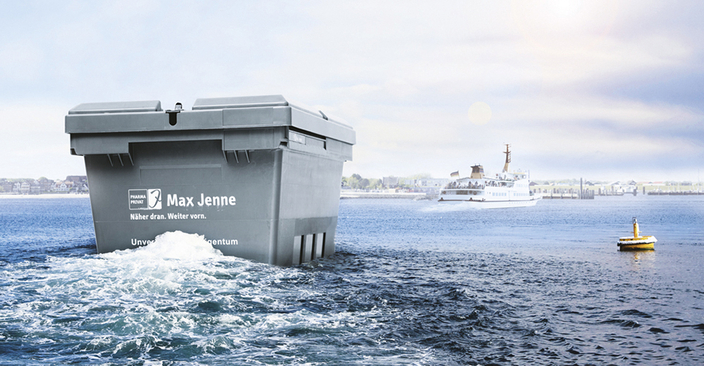 überdimensionale Kiste fährt wie ein Schiff im Hafen. überdimensionale Kiste fährt wie ein Schiff im Hafen.