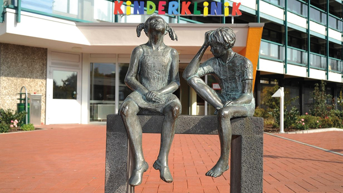 Bronzefiguren vor Kinderklinik St. Augustin Bronzefiguren vor Kinderklinik St. Augustin