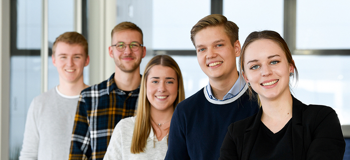 Gruppe von jungen Personen lächelt in die Kamera.