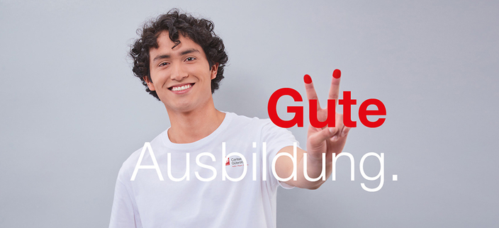 Person lächelt in die Kamera und zeigt das Vicotryzeichen. Dazu der Spruch "Gute Ausbildung.".