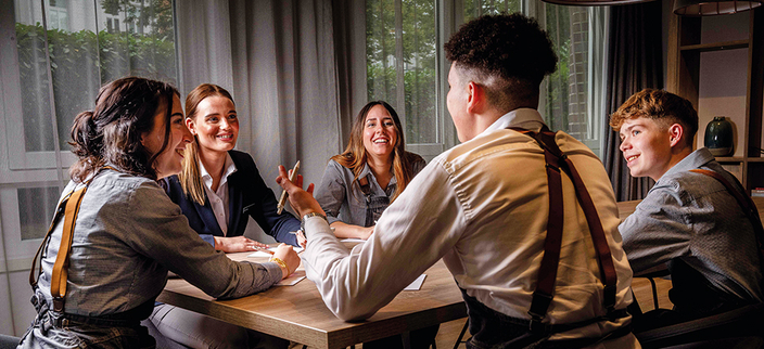 Auszubildende im Gespräch am Tisch