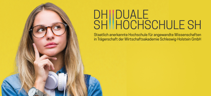 Junge Person mit Brille und Kopfhörern um den Hals blickt nachdenklich zur Seite, neben ihr das Logo der DHSH Junge Person mit Brille und Kopfhörern um den Hals blickt nachdenklich zur Seite, neben ihr das Logo der DHSH