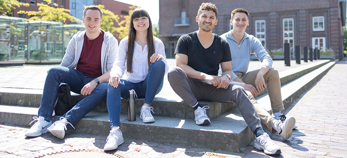 Studierende auf dem Campus Studierende auf dem Campus
